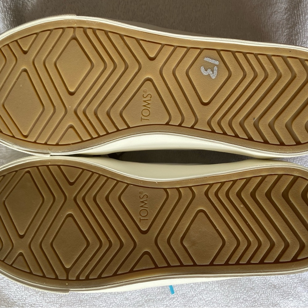 TOMS - Picture 3 of 3